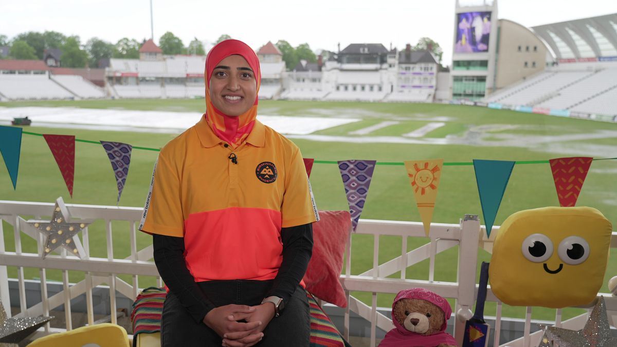 Le premier joueur de cricket hijabi du Royaume-Uni joue dans l'émission pour enfants de la BBC
