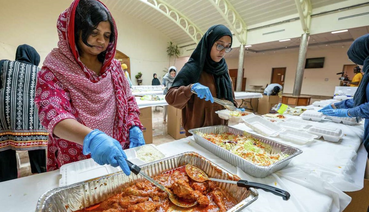 Les musulmans servent des centaines de personnes lors de la journée annuelle de la soupe populaire