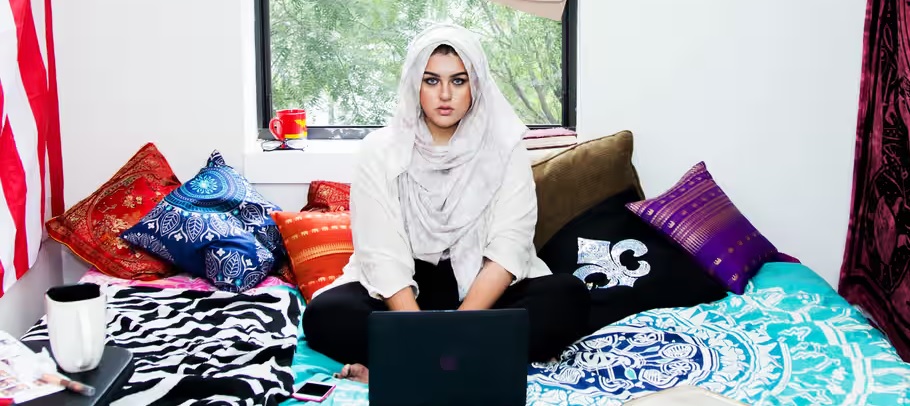 Université d'Oxford.  Propose une maîtrise en droit des droits de l'homme à Amani Al-Khatahtbeh