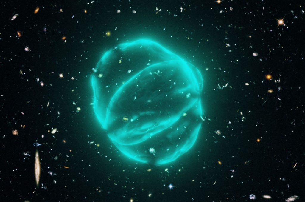 Les anneaux mystérieux pourraient être le résultat de gaz projetés hors d’une galaxie centrale après une explosion de formation d’étoiles. Les anneaux mystérieux pourraient être le résultat de gaz projetés hors d’une galaxie centrale après une explosion de formation d’étoiles.