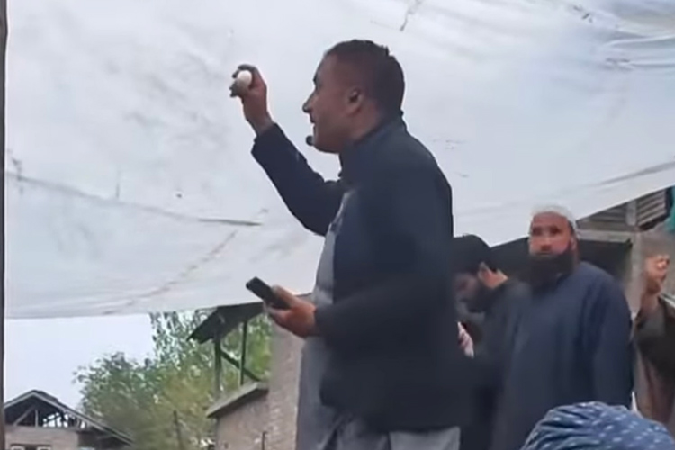 Une capture vidéo montre un homme organisant une vente aux enchères d'œufs pour la mosquée de Sapore, au Cachemire.