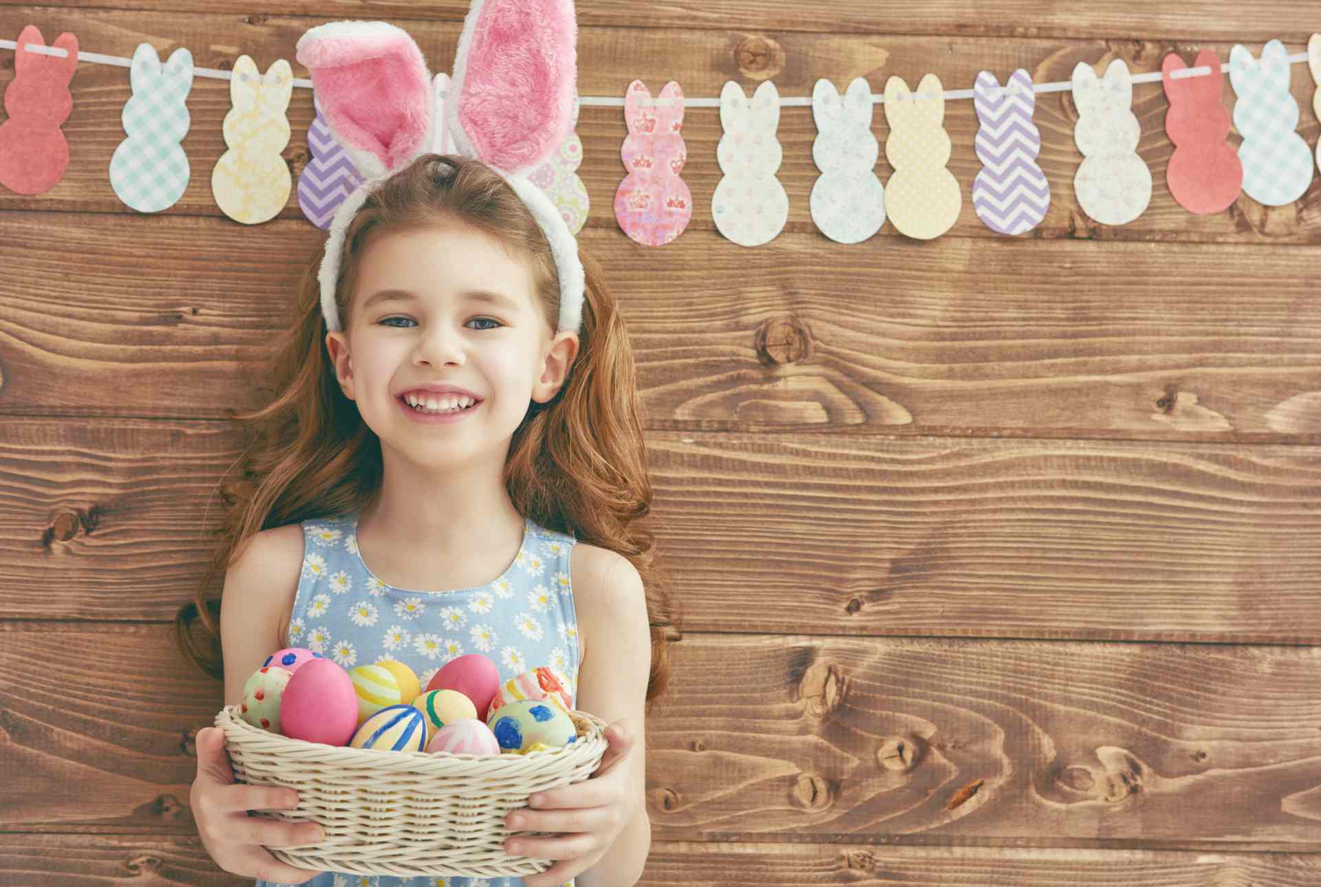 Des enfants musulmans aux œufs de couleur et des lapins de Pâques