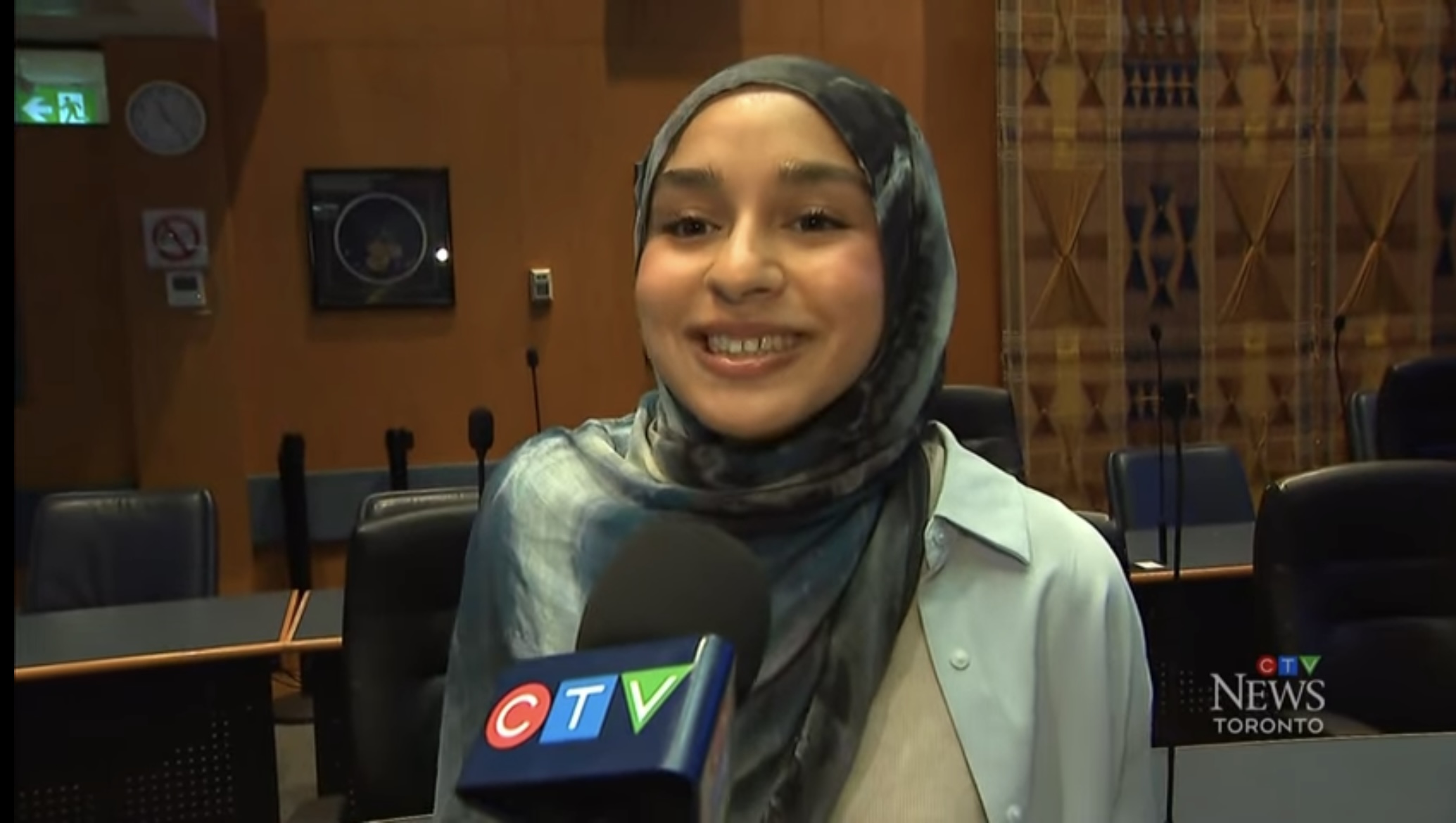 Adolescent musulman parmi les meilleurs réalisateurs du district de Toronto en marquant 100% en 12e année