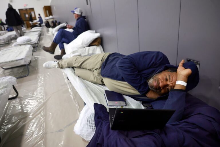 Alors que la tempête hivernale frappe le Texas, une mosquée ouvre les portes aux sans-abri