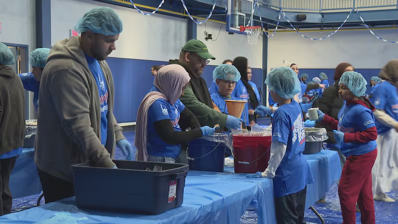 Des volontaires musulmans honorent la journée MLK avec 20 000 repas pour ceux qui en ont besoin