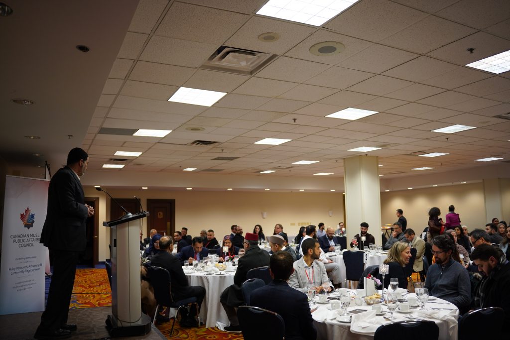 Khaled Al-Qazzaz, directeur exécutif du Conseil canadien des affaires publiques musulmanes, s'adresse à une salle réunissant des députés, des fonctionnaires et des dirigeants communautaires au sujet des contributions des musulmans canadiens.