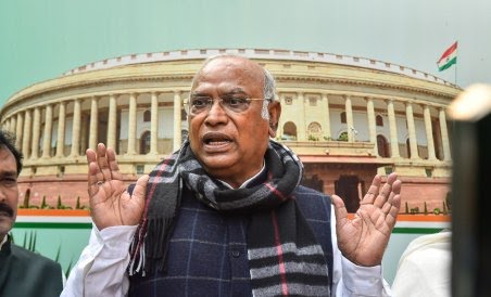 Kharge accuse le Premier ministre Modi de « terroriser » la démocratie et allègue une utilisation abusive des agences avant les élections