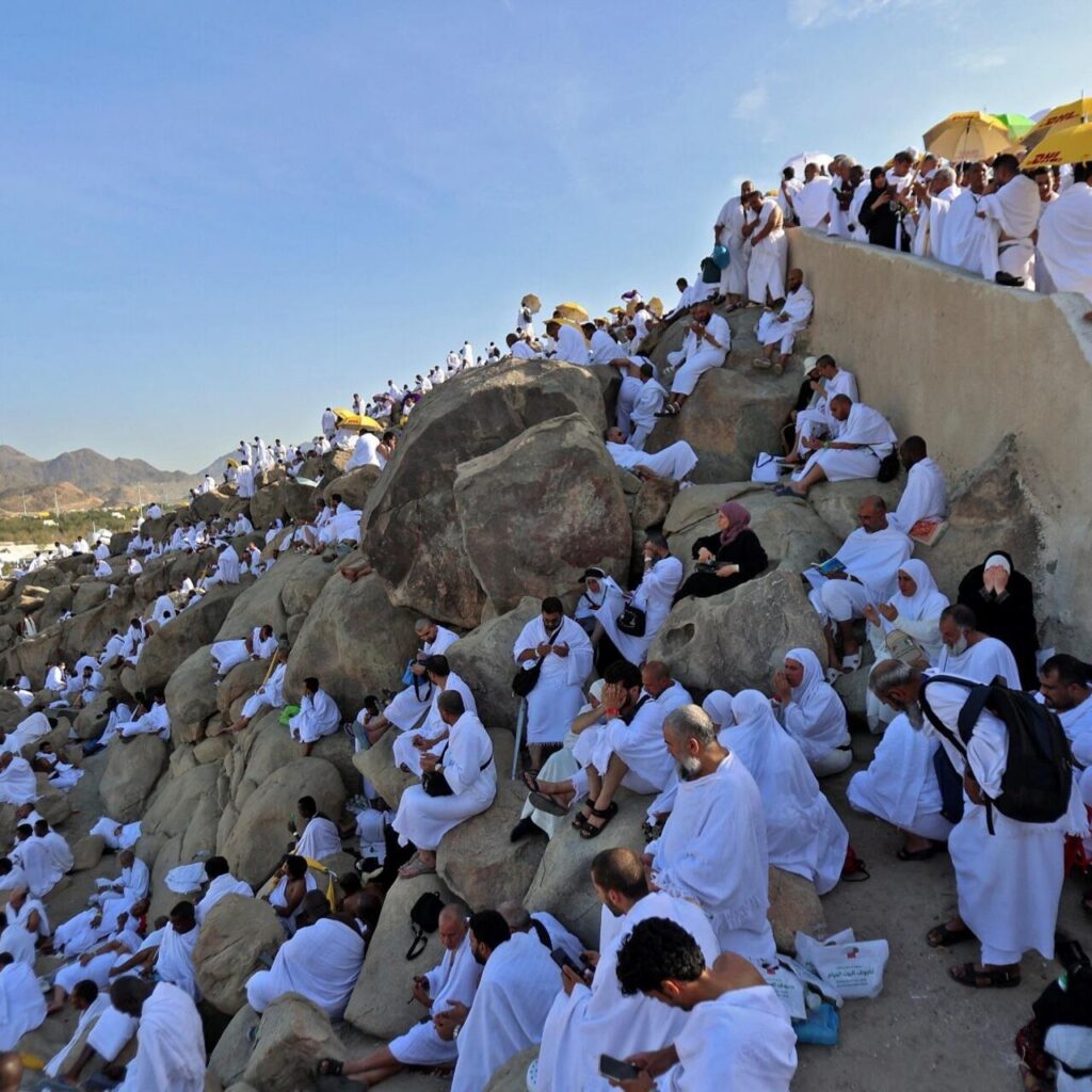 Plus de 2 millions de pèlerins gravissent le mont Arafat à l'occasion du Hajj - À propos de l'Islam Plus de 2 millions de pèlerins gravissent le mont Arafat à l'occasion du Hajj - À propos de l'Islam