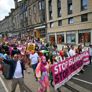Des milliers de personnes se rassemblent contre la violence anti-musulmane à Édimbourg