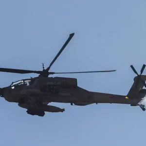Les États-Unis lancent de vigoureuses frappes de représailles contre l’Iran après la destruction d’un hélicoptère Apache