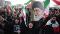 Des millions de personnes assistent aux prières funéraires de Khamenei et des membres de sa famille