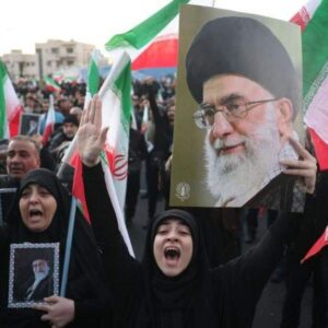 Des millions de personnes assistent aux prières funéraires de Khamenei et des membres de sa famille