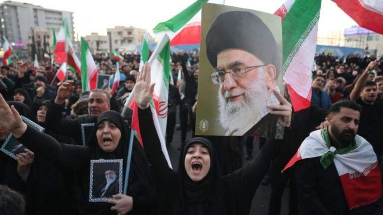 Des millions de personnes assistent aux prières funéraires de Khamenei et des membres de sa famille