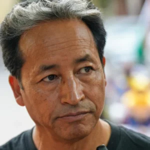 Des universitaires et des militants exhortent le ministre de l'Éducation, Dharmendra Pradhan, à démissionner au milieu de la grève de la faim de Sonam Wangchuk.
