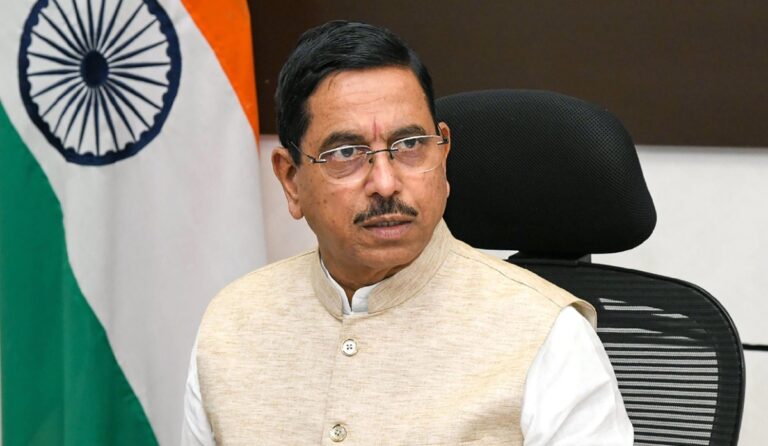 Prahlad Joshi nommé responsable supplémentaire du ministère de l'Éducation après la démission de Pradhan