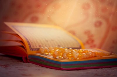Livre sacré du Coran et chapelet Livre sacré du Coran et chapelet