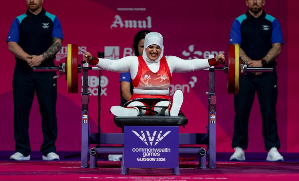 Débuts historiques dans le Commonwealth pour le para powerlifter anglais portant le hijab