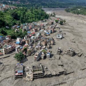 Le bilan des inondations au Népal et au Tibet dépasse les 470 morts alors que la barrière du lac menace