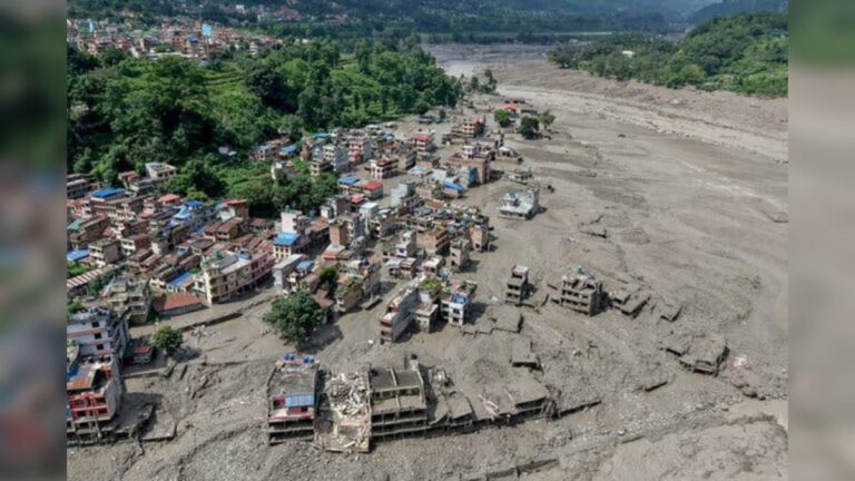 Le bilan des inondations au Népal et au Tibet dépasse les 470 morts alors que la barrière du lac menace