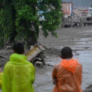 Plus de 1 300 disparus alors que le bilan des crues soudaines à la frontière entre le Népal et la Chine s'élève à 292