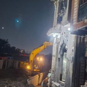 Des maisons et des mosquées ciblées lors d'une action de bulldozer nocturne à Shalimar Bagh à Delhi