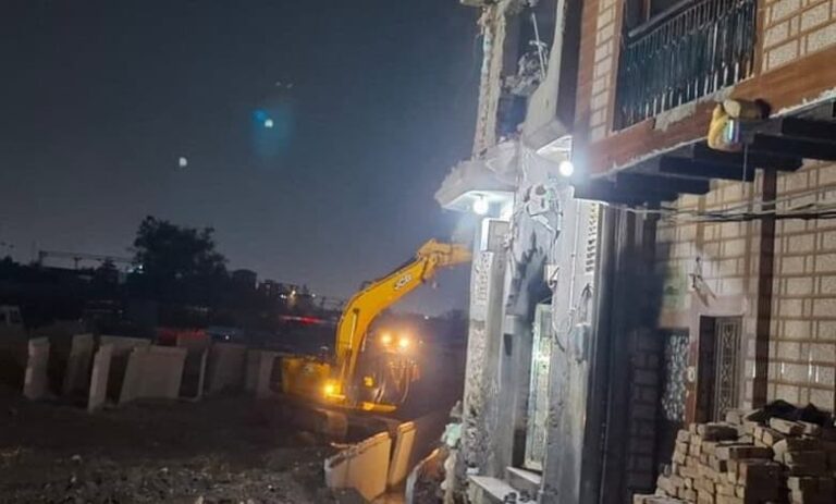Des maisons et des mosquées ciblées lors d'une action de bulldozer nocturne à Shalimar Bagh à Delhi