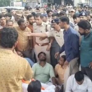 La police arrête trois personnes après la découverte de déchets de poulet à l'extérieur de Saidabad Ganesh pandal