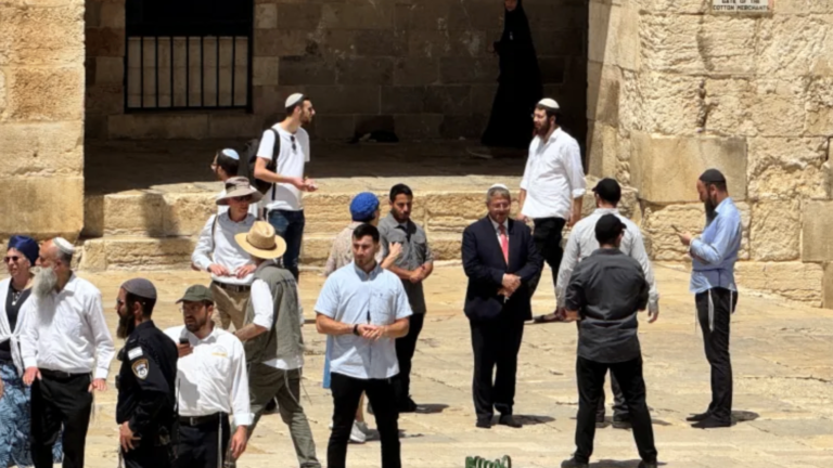 Le groupe israélien Ben-Gvir prend d'assaut la mosquée Al-Aqsa à Jérusalem-Est occupée