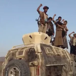 Les Houthis revendiquent une attaque majeure contre une base saoudienne en réponse à 300 frappes aériennes
