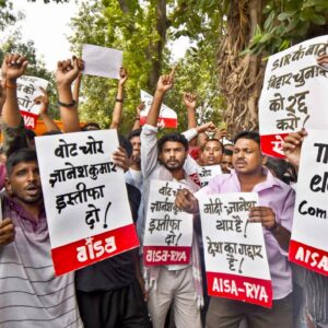 Des étudiants de l'AISA et des jeunes militants défilent à Patna pour exiger le départ de la CEC Gyanesh Kumar