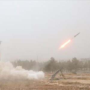 L'Arabie Saoudite abat un missile au-dessus de Riyad ; Les Houthis avertissent que les aéroports ne sont pas sûrs