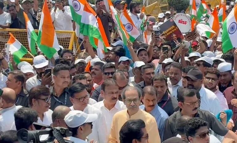 Les cousins ​​de Thackeray mènent la marche de Mumbai contre la CEC et exigent des bulletins de vote papier