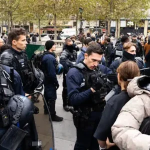Les partis de gauche français contestent les restrictions de protestation alors que 70 000 policiers sont déployés